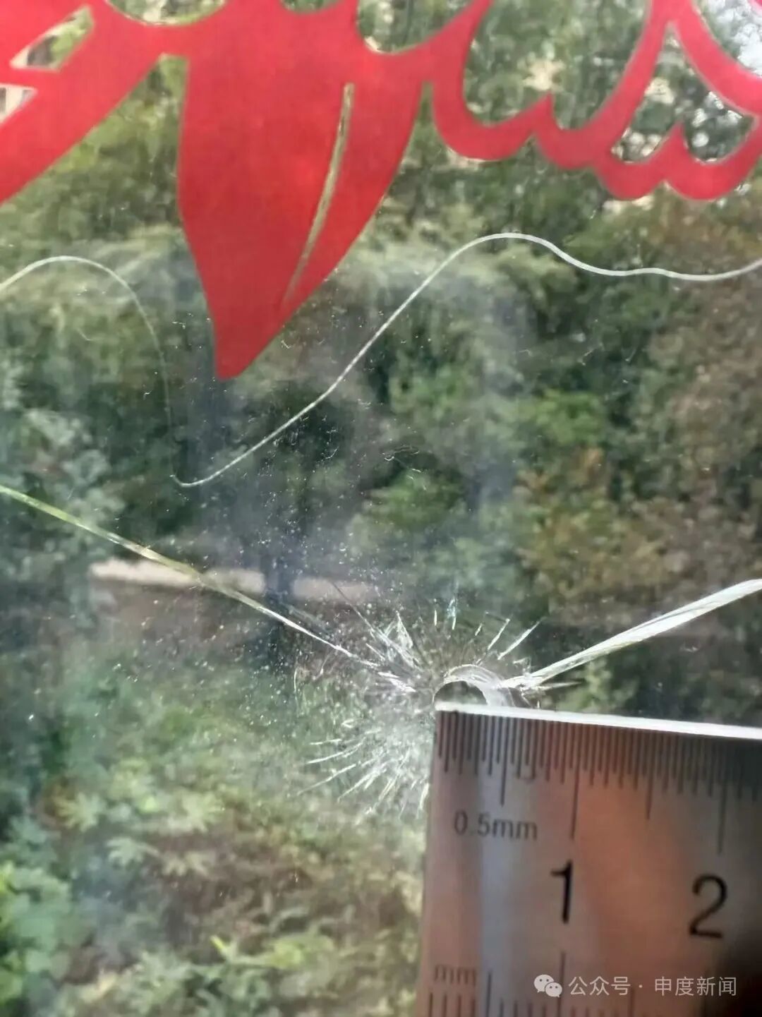 太可怕!“住了十几年没遇到过”,上海一小区居民报警:窗户玻璃上惊现碎痕