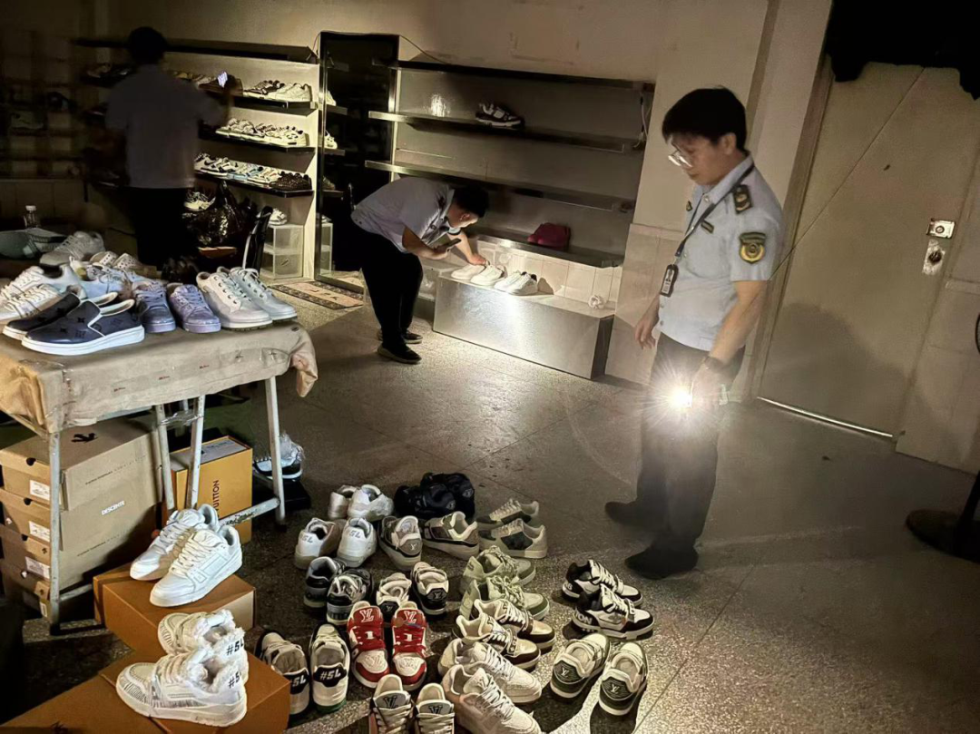 广州一学校空置两年，半夜却总亮灯，一查竟发现300件“国际名牌”
