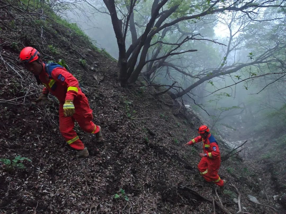 自称登山11年！迷雾中，两六旬驴友被困门头沟深山