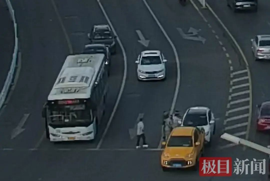 湖北一地警方急寻“条纹哥”！见到请立即联系