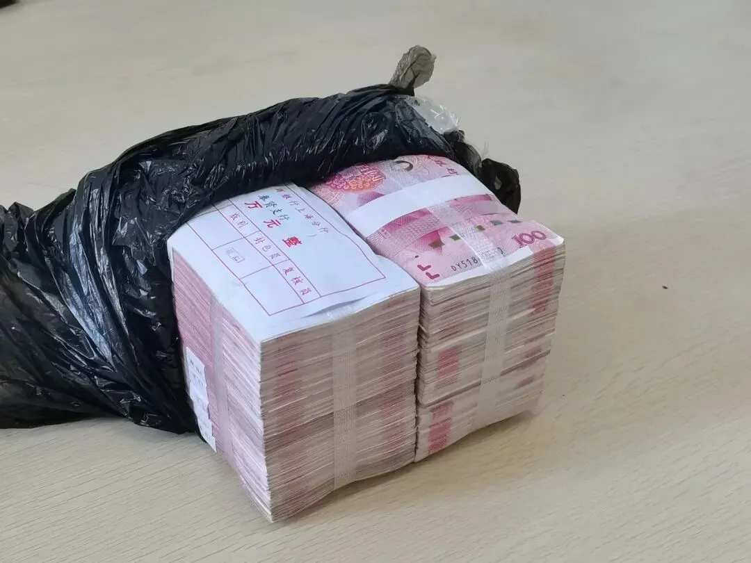 20万现金差点扔进垃圾桶!出租车司机接个电话,直接开进派出所