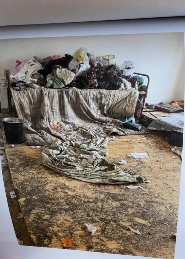 西安情侣租户强占房子一年多，阳台挂满狗皮，污秽遍地，房东换锁租客又撬锁换锁