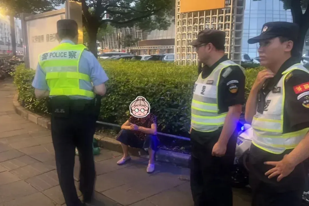 一个“不小心”,耄耋老人竟误打误撞离家200公里……手臂上还有一枚留置针