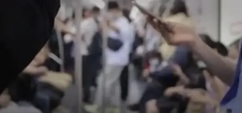 事发上海地铁！男子车厢内吃花生吐一地壳引公愤，还向劝阻者索赔3万元？法院判决大快人心！