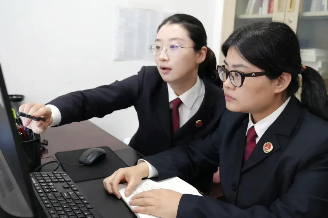 大学生火车站突然被铐,车主报警称丢了4万元!6秒能否偷走藏匿豪车里的现金?警方七次实验帮大学生证明清白