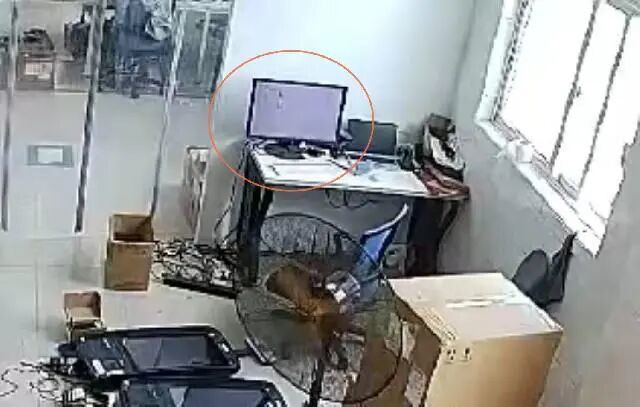 上海女子接完电话慌了,赶紧报警!监控显示:桌上电脑竟被“透明人”操作……