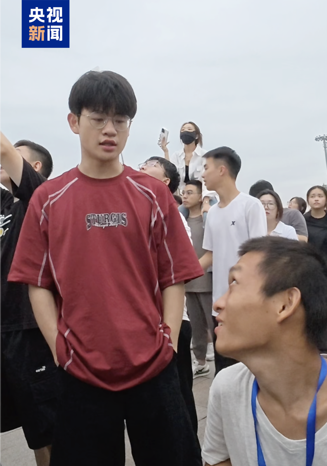 当五星红旗升起，一群“余华”举起了“铁生”！