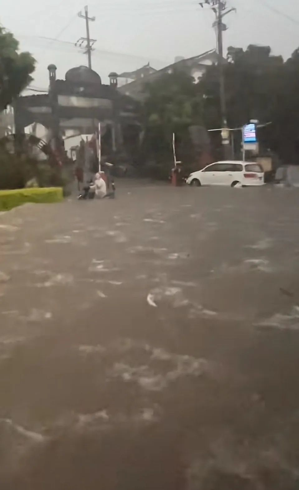 大理古城附近道路上有大量积水？当地气象局：没那么夸张，雨季降雨量大加上两边修路