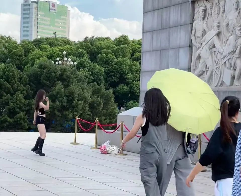 女子在八一南昌起义纪念塔前跳辣舞？八一广场管理处：不允许该行为，将加强巡查