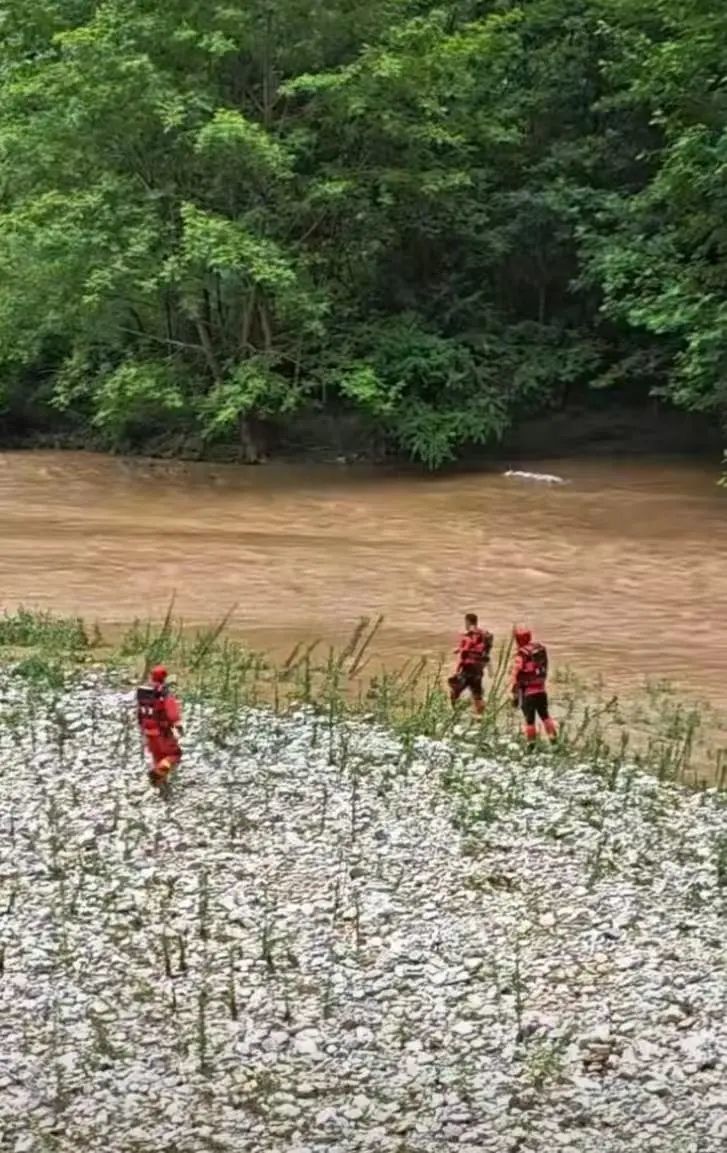 陕西一男子钓鱼时因河流水位突涨被困，当地：人已获救