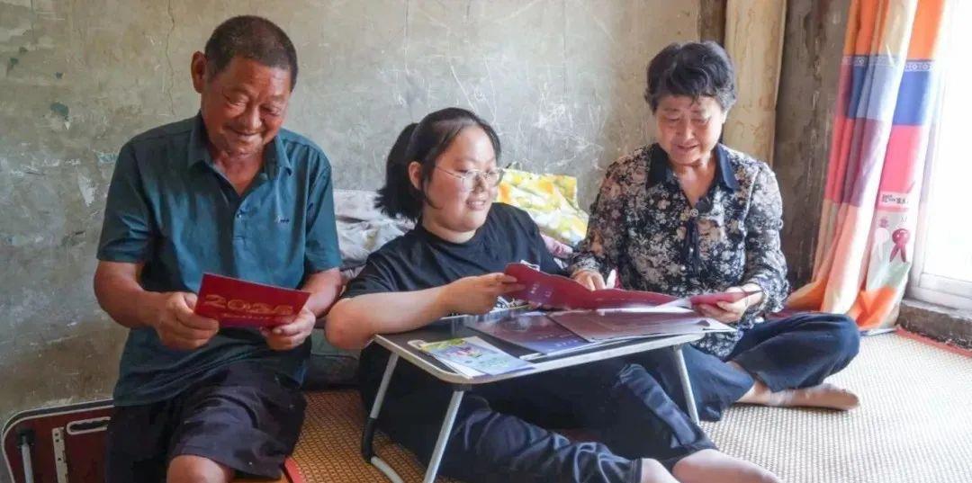 爷爷6000多次弯腰背出了她的大学路 网友：眼睛酸酸的