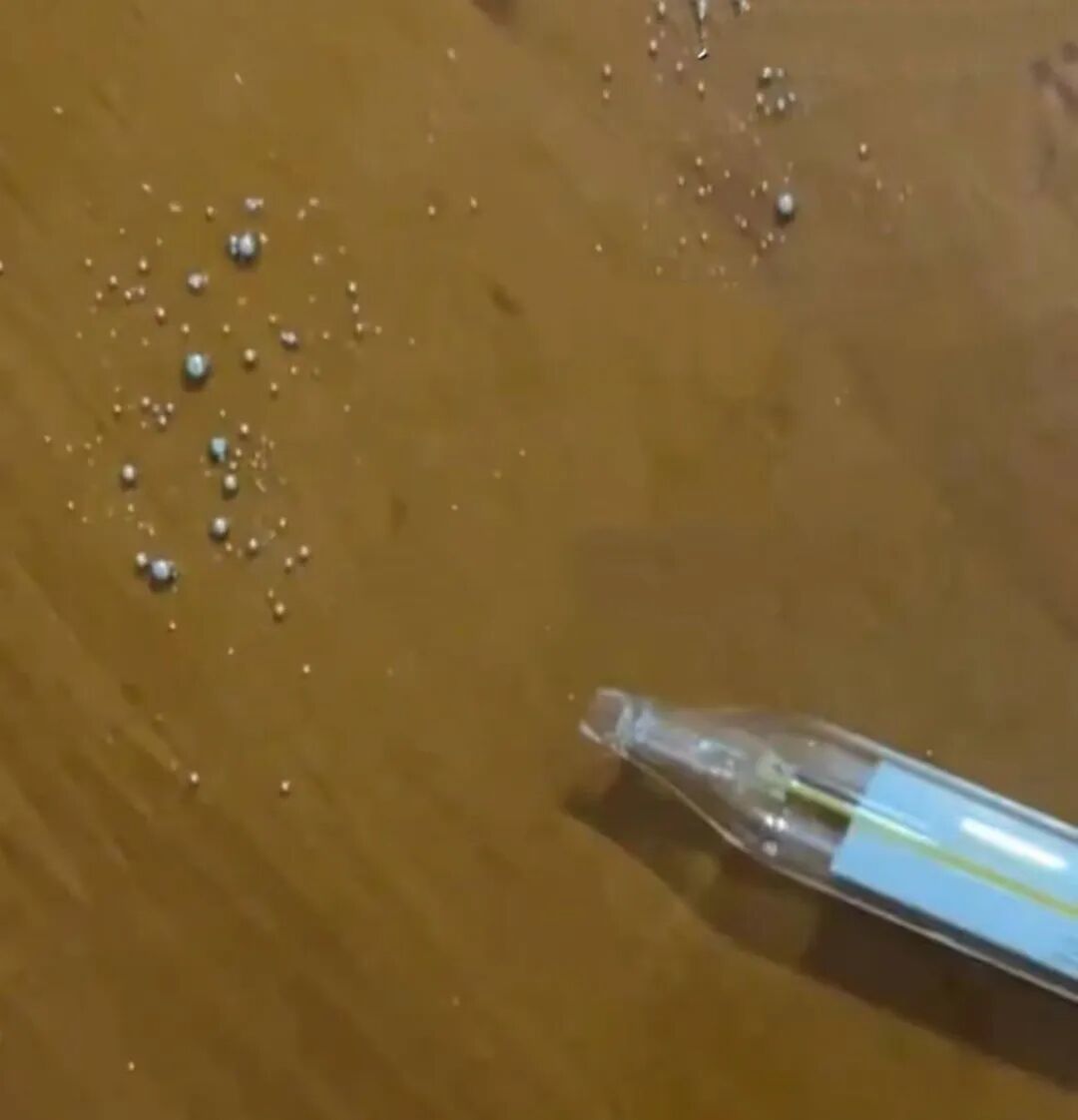 女儿接开水测温弄碎体温计，妈妈不慎喝下含水银的水！医生回应：少量水银不会被身体吸收