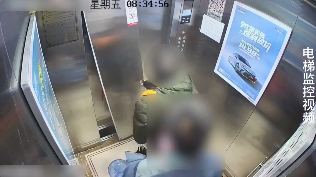 男子着急上班坐错电梯，暴怒之下3巴掌扇掉电梯门，看完视频气笑了