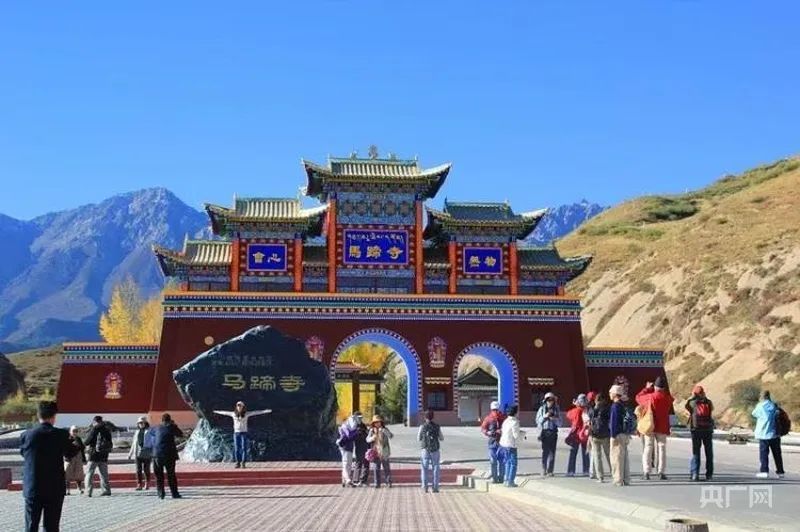 一景区被曝设卡收每人300元过路费？当地最新回应！