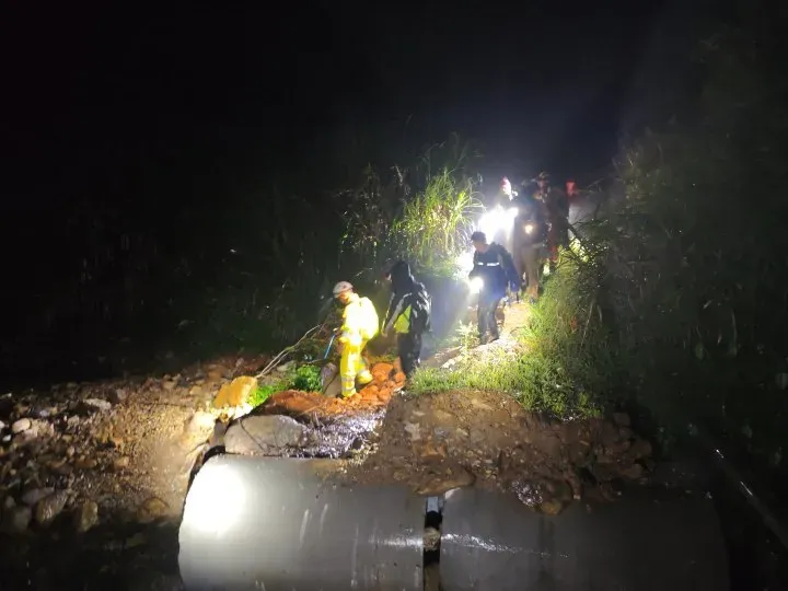 4名上海游客暴雨夜被困悬崖边，浑身湿透、瑟瑟发抖！救援细节曝光