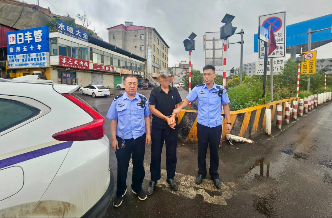 醉驾摩托车蓄意堵截大货车被网上追逃！警方：刑拘！