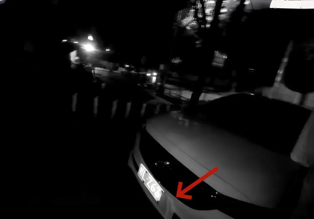 前后车牌贴纸巾?这波操作收到了交警的“特殊关注”