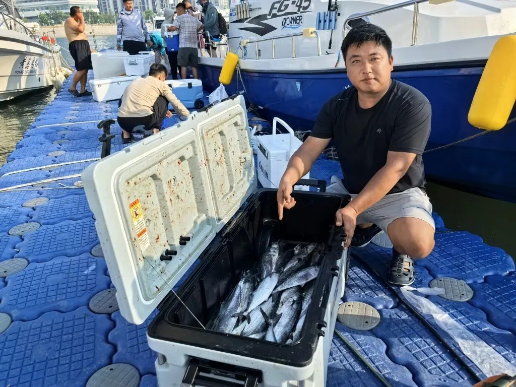 青岛近海突然火了，三四百条船挤进这一海域！有人抢票摸黑出海，收获30多斤