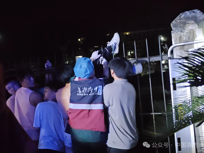疼！长沙一男同学凌晨翻学校围栏，小腿被刺穿