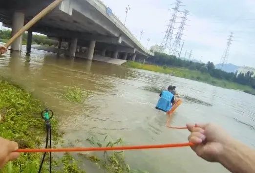 永定河麻峪桥下，一对母子被困水中央……