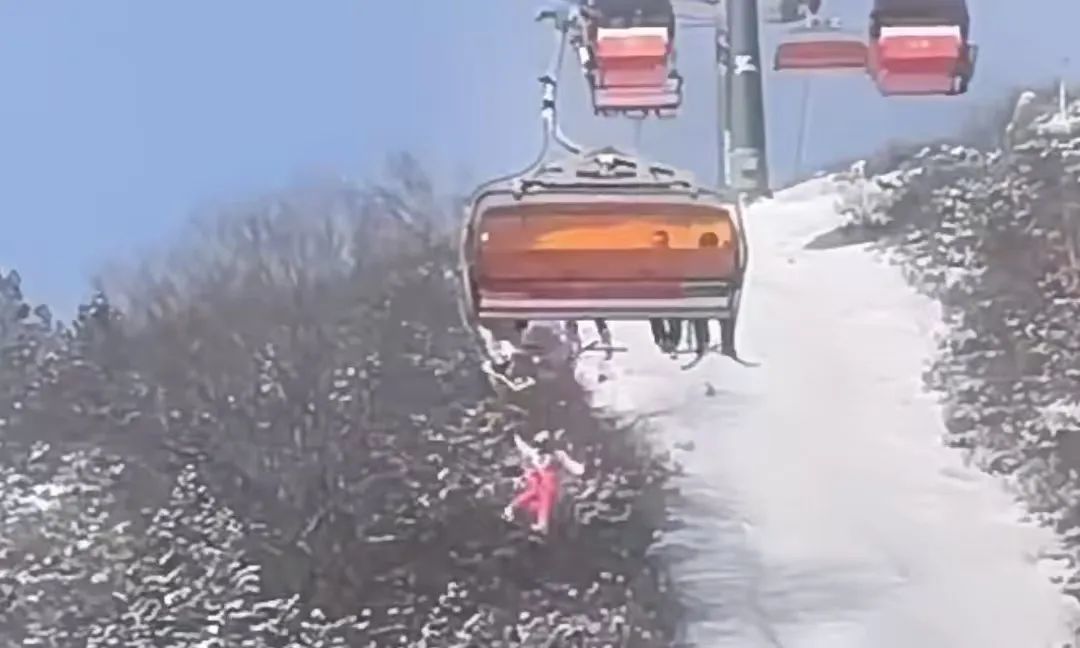 一儿童从雪场缆车坠落，景区通报！家属发声