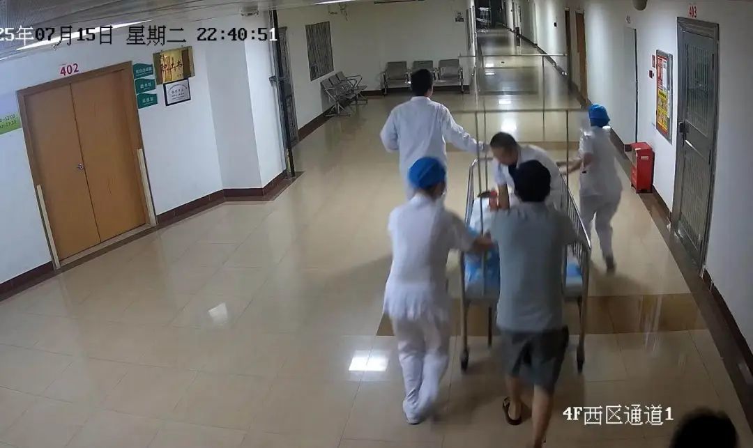 男童肛门大出血，竟是因为一个小动作！医生急救“跪”了一路……