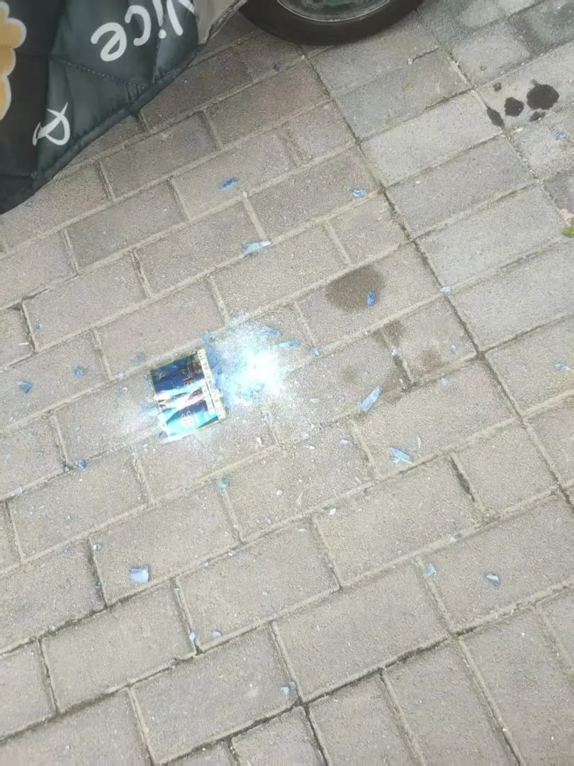 北京一六旬老人，18层扔酒瓶，玻璃四溅！警察来了，竟又飞出一包垃圾……