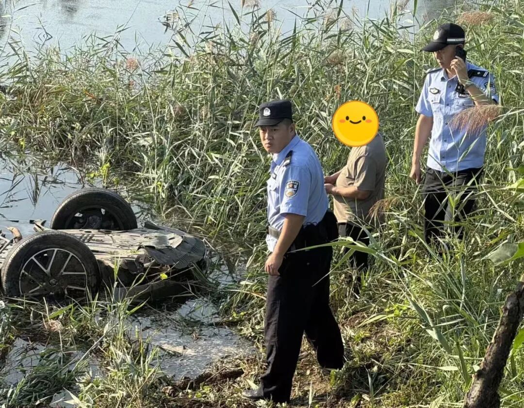 紧急救援!淄博一车辆失控落水