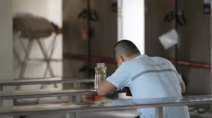 00后自曝药物滥用经历：最多时一天吃100粒，出现幻觉“总觉得有人要害我”……