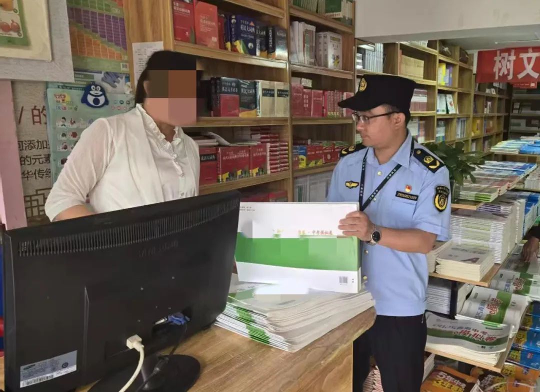 西宁一书店老板“神操作”：正版卖断货自己印……执法部门：安排！