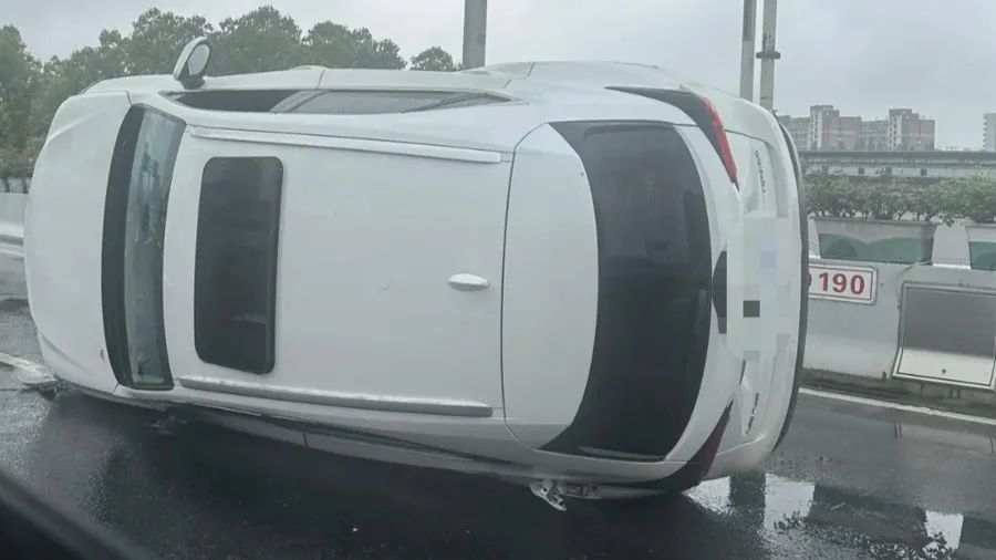 事发上海高架！轿车“探头”引发3车事故，一辆车被撞后侧翻……