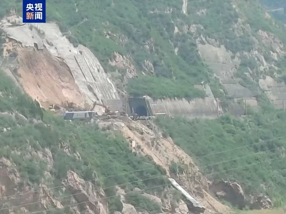 陇海铁路一处山体滑坡致货车脱线，火车站：天水至西安的列车受影响，部分车次已停运乘客可全额退票