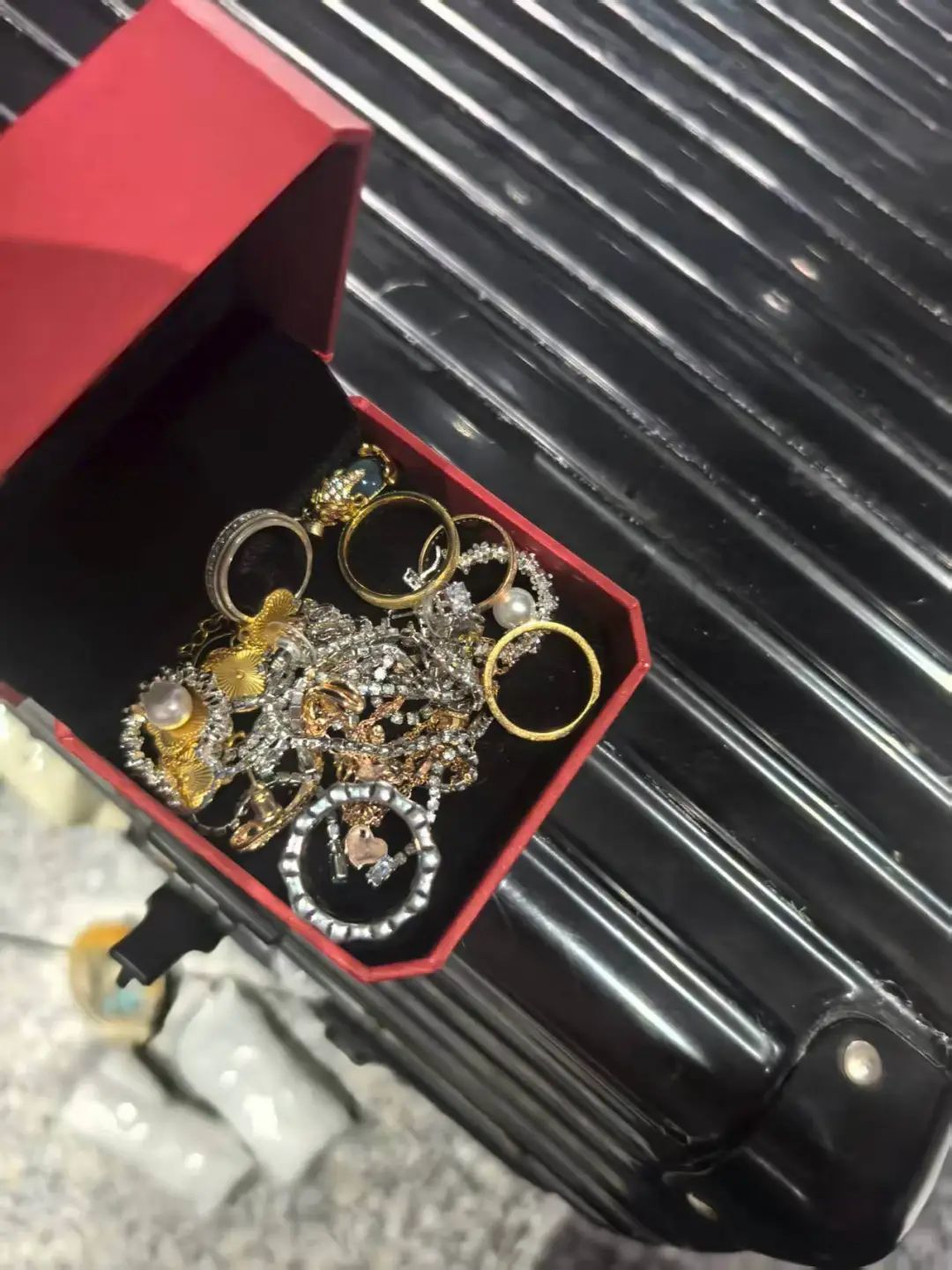 装有10万元黄金珠宝的行李箱失踪！旅客急惨，一张标签发现线索