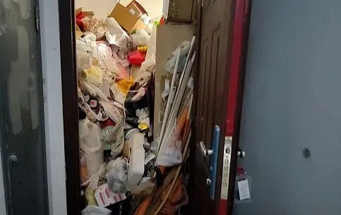 3套房囤积30吨垃圾,一开门蟑螂往外爬,医生提醒:警惕老人患上这种疾病
