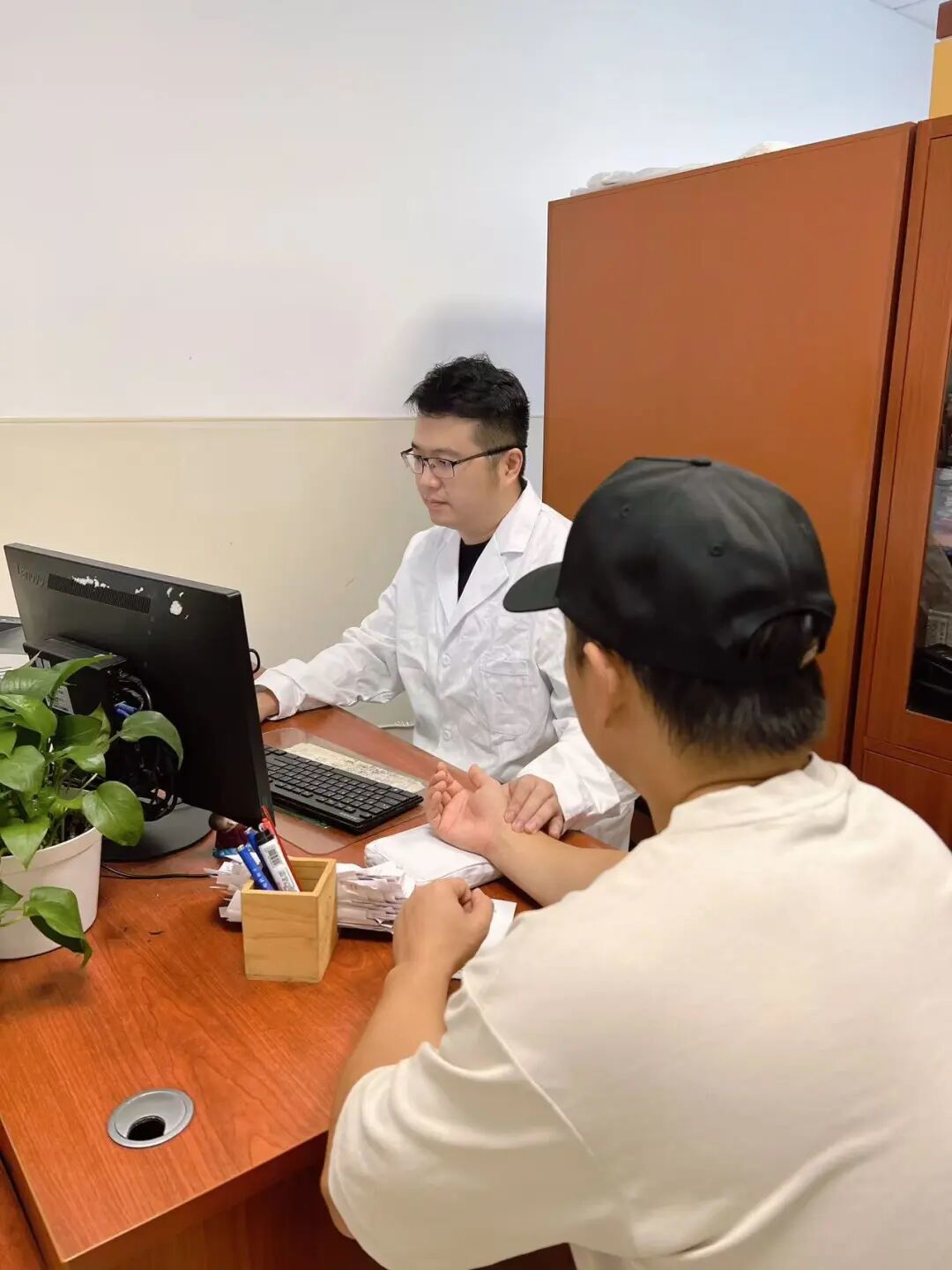 杭州30岁男子一天跑8趟厕所,体重暴跌到110斤,一下子像老了10岁!问题出在这,很多人有这习惯