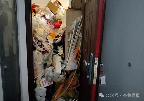 家里清出30吨!男子崩溃:老妈3套房,越堆越多!开门瞬间涌出……