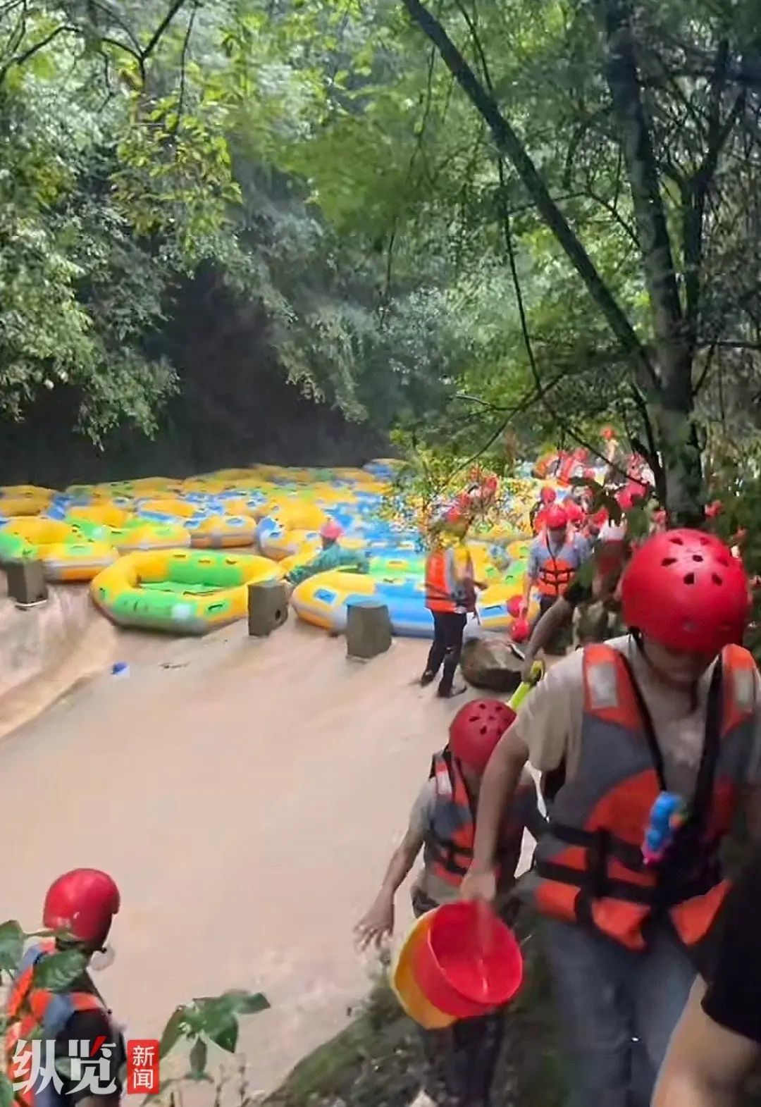 湖南浏阳突发强降雨，一24岁女子漂流时失联，景区已暂停开放，家属：翻船被人救起，走岸边小路又不慎滑倒坠河