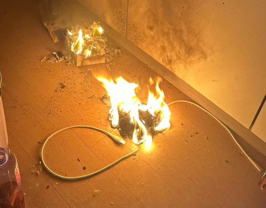 太吓人!辽宁一女子正睡觉,床上的充电宝爆炸起火!