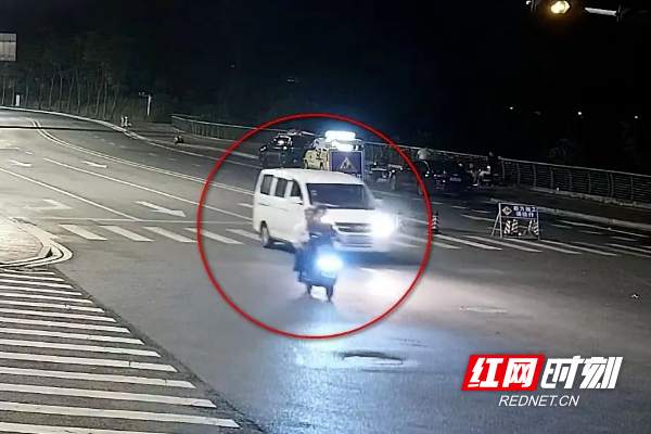 面包车多名男子深夜追逐路人？警方披露真相