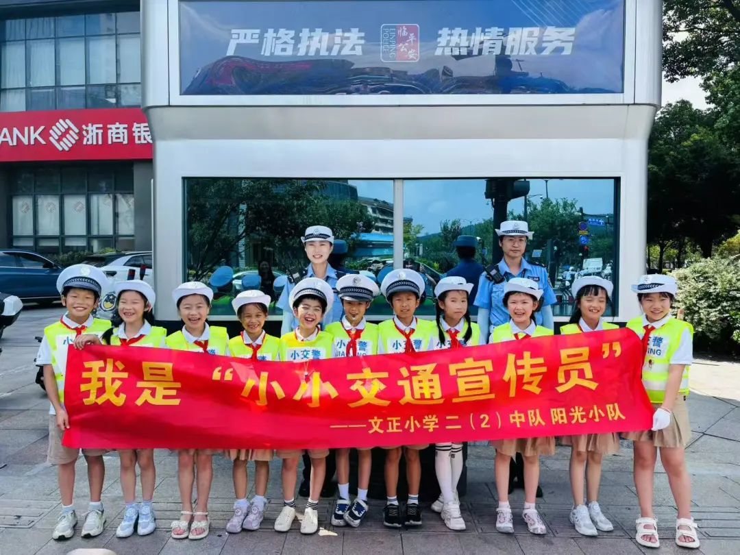 杭州街头这一幕火了！当事人：被硬控了，这辈子都无法忘记