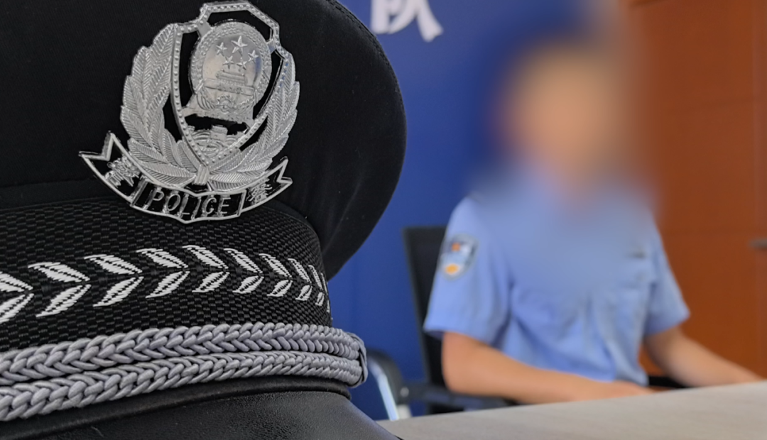 面对警察，丧心病狂的毒贩拉开了手榴弹……