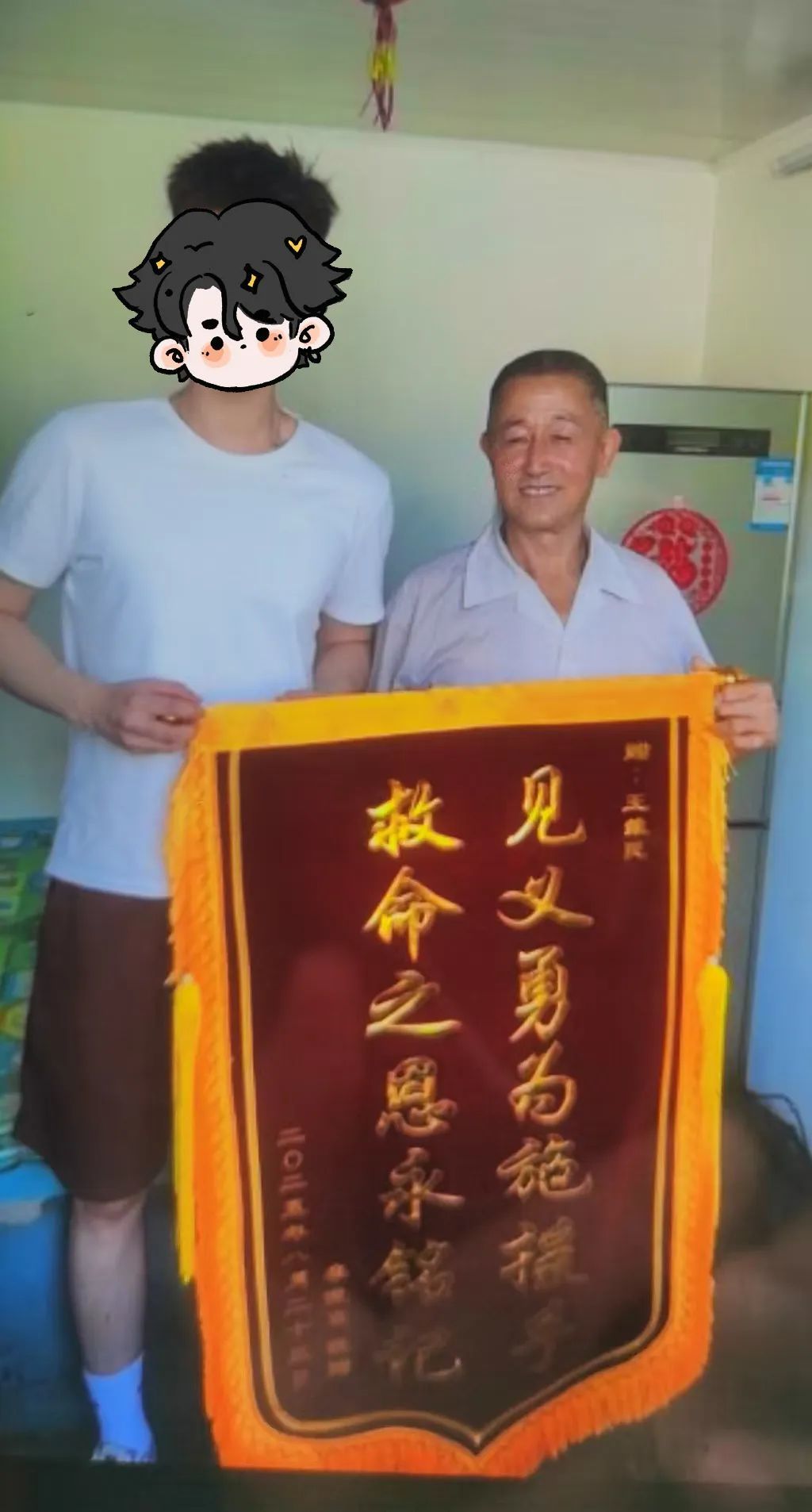 小情侣车内吵架，开着奔驰车坠入湖中……