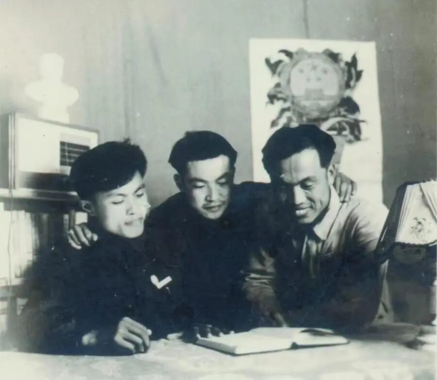 都是大专家了,他的衬衣怎么老是那两件?
