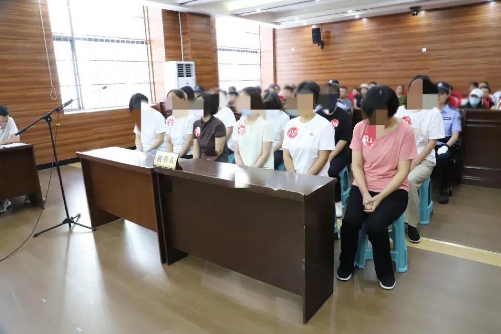四川一小学食堂员工侵占优质肉，法院判决：11人获刑，返还77斤排骨