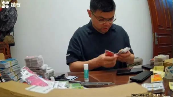 快递员涉嫌变卖107万元加油卡事件进展：警方已立案，涉事快递员疑似已停职；律师：最高判无期徒刑