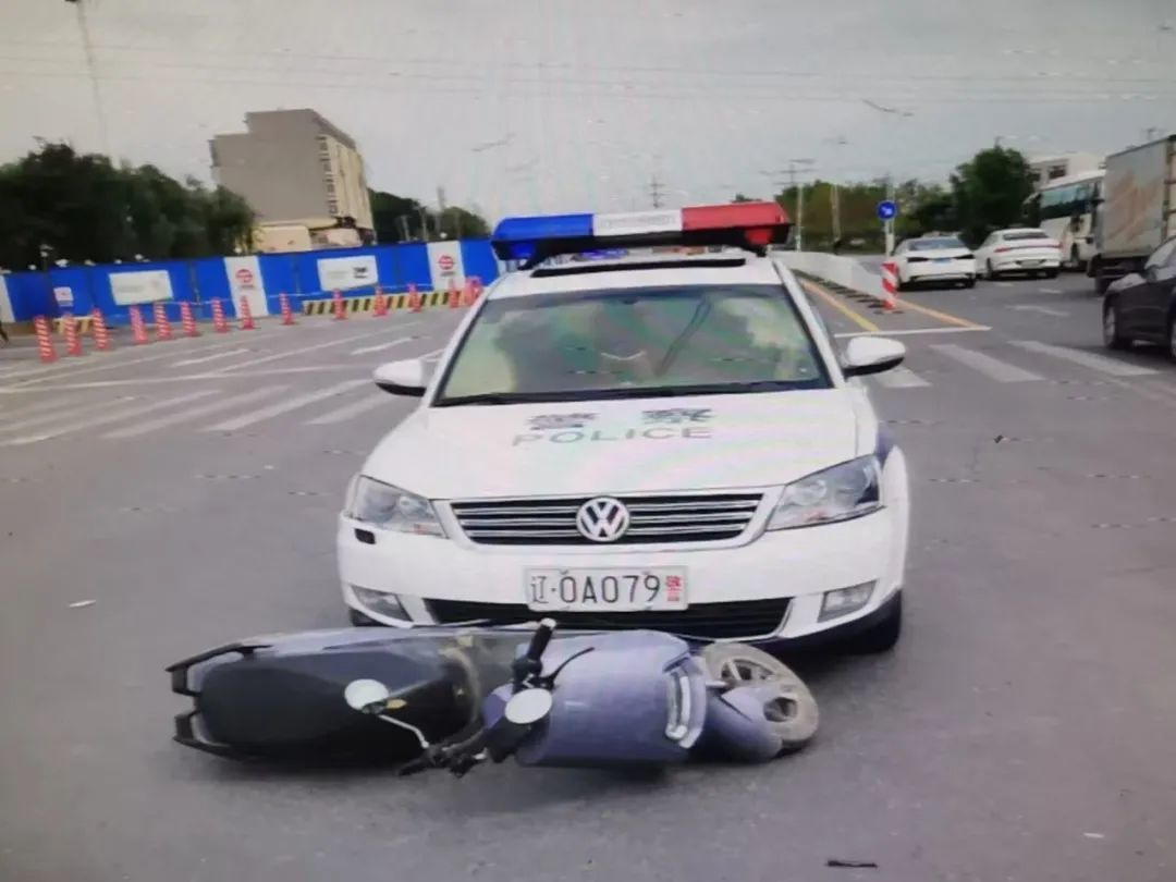 离谱！私家车改警车出事故后露馅