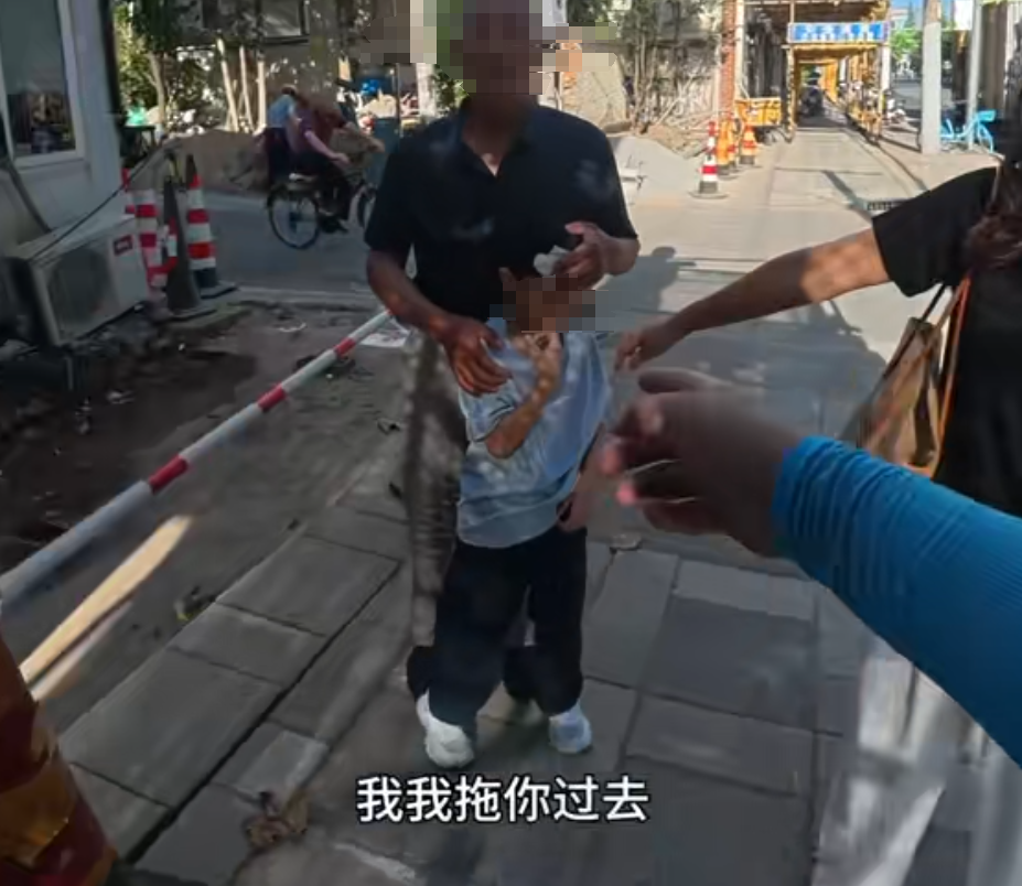 事发上海！路遇男孩头部流血，他连单都不送了，网友：骑手变骑士