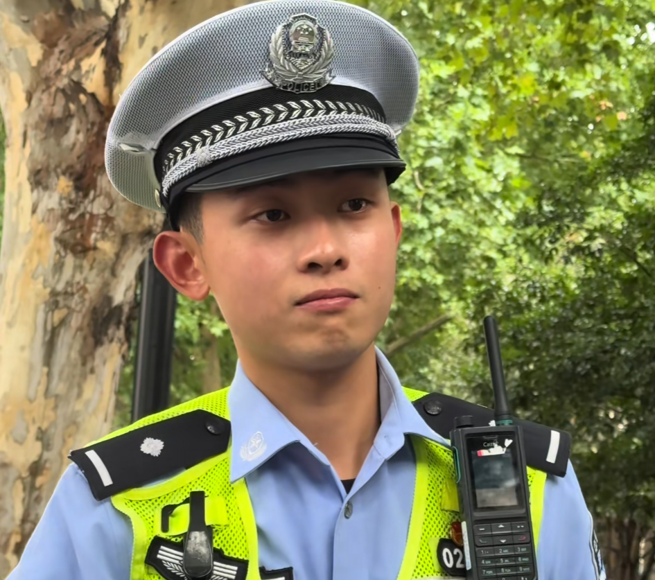 上海交警“撞脸”演员张译！这段执法视频火了！网友：安欣来了！