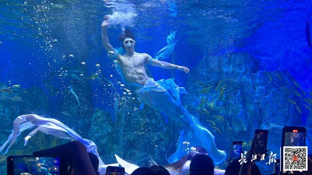 “00后”男生在武汉突然走红！不少人专门赶来看他