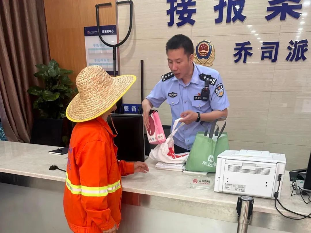 “17个红包啊，真是遇到了好人！”杭州女子一把搂住保洁员……